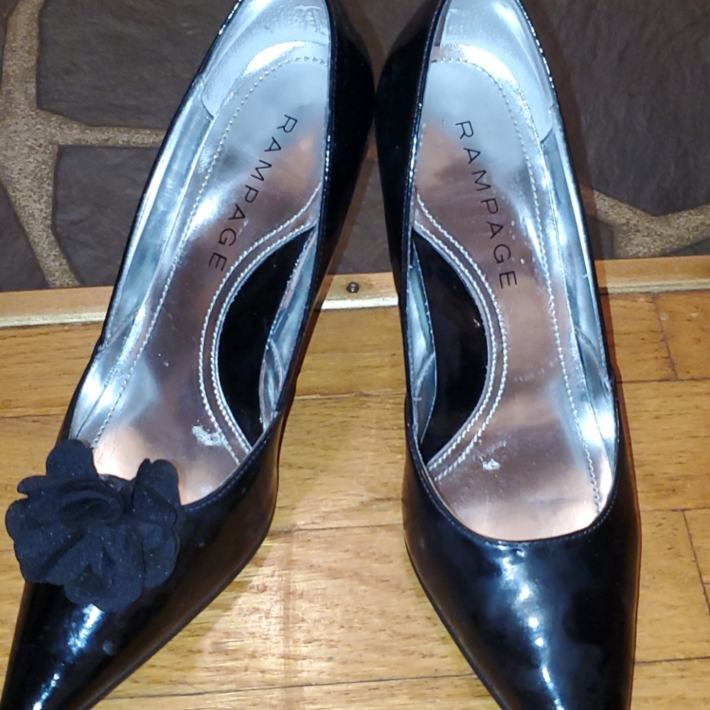 Black pumps